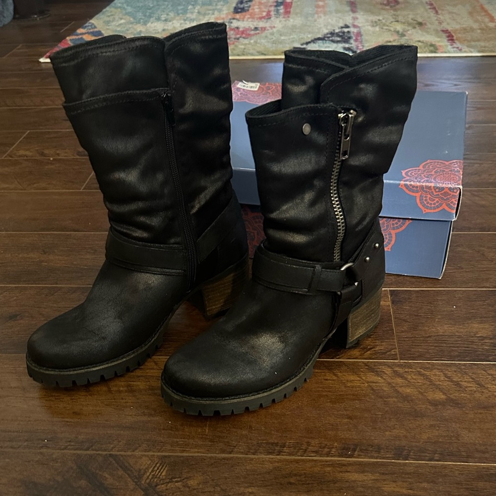 Black Boot with Heel